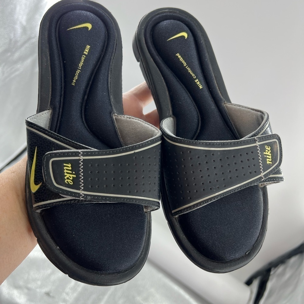 NIKE COMFORTABLE FOOT BED SLIDE SLIP ONS WHITE/Black 360883-070
